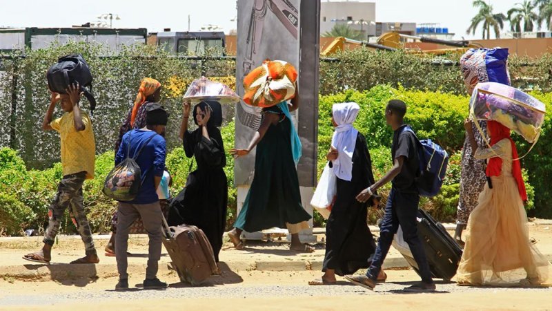هربا من الجوع والموت.. سكان جنوب الخرطوم يغامرون بالنزوح