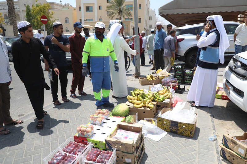 بالصور: بلدية المنطقة الجنوبية تنفذ حملة على الباعة المتجولين في مدينة عيسى