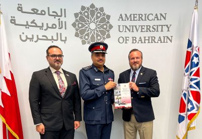 مساعد رئيس الأمن العام لشئون المجتمع يبحث تعزيز التعاون والتنسيق مع رئيس الجامعة الأمريكية بالبحرين