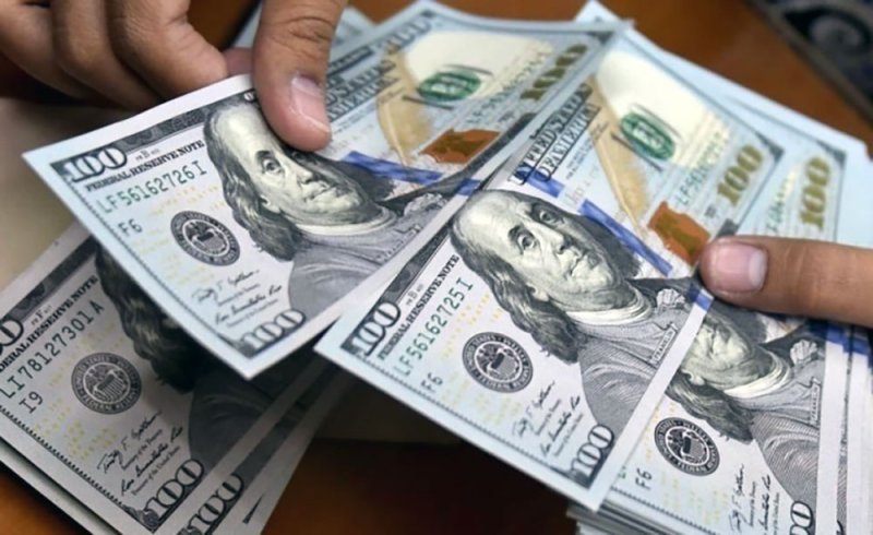 الدولار يتراجع  بعد صعود قوي وسط إحجام المتعاملين عن الرهانات الكبيرة