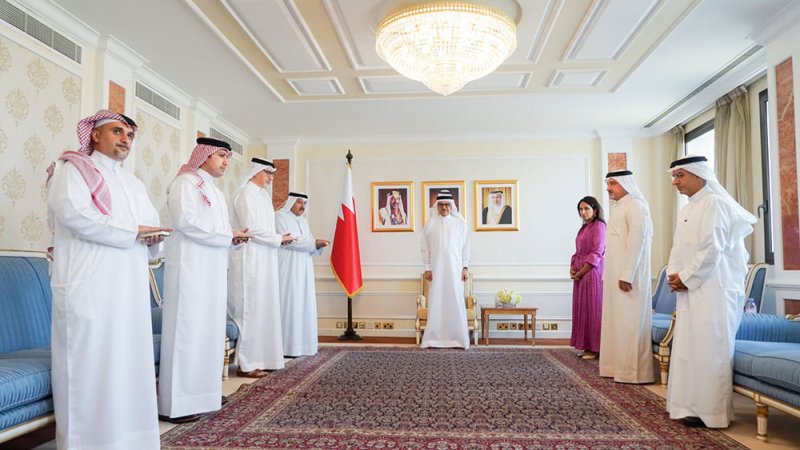 وزير الخارجية يستقبل عددًا من كبار المسؤولين والدبلوماسيين من منتسبي الوزارة لأداء اليمين القانونية