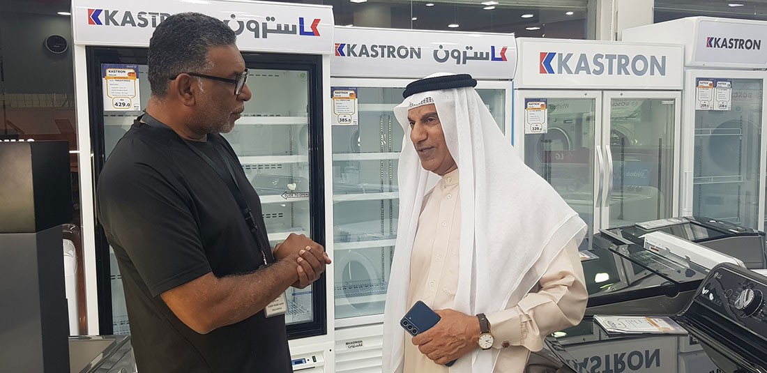 الزميل سعيد محمد متحدثًا للتاجر محسن البني