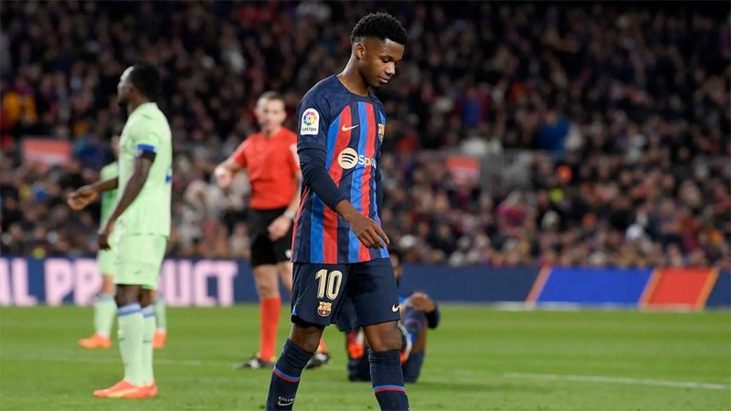 نجم برشلونة "الصغير" إلى الدوري الإنجليزي