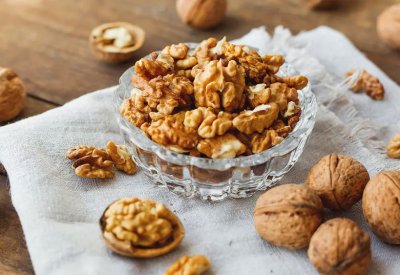 طوال الليل أو 7 ساعات.. لماذا يجب نقع الجوز قبل تناوله؟