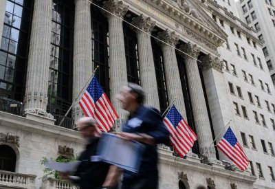 وول ستريت تسجل مكاسب أسبوعية وسط توقعات بتثبيت الفائدة.. و"ناسداك" يرتفع 3.25%