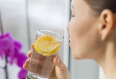 11سبباً لبدء يومك بشرب الماء والليمون.. تعرف إليها