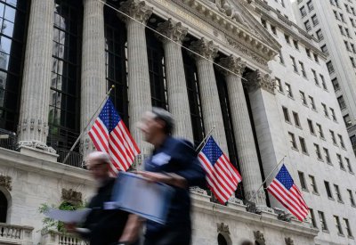 وول ستريت تسجل مكاسب أسبوعية وسط توقعات بتثبيت الفائدة.. و"ناسداك" يرتفع 3.25%