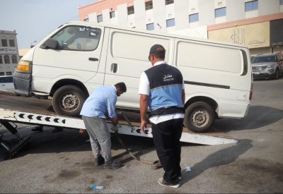 بلدية المحرق تكثف جهودها في إزالة وإخطار مركبات السكراب