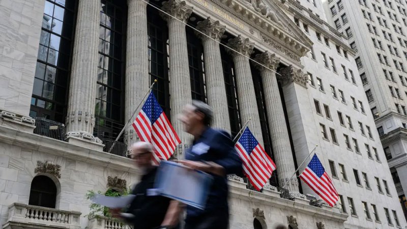 وول ستريت تسجل مكاسب أسبوعية وسط توقعات بتثبيت الفائدة.. و"ناسداك" يرتفع 3.25%