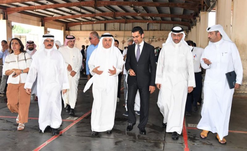 وزير شؤون البلديات والزراعة يتابع أعمال التطوير في سوق المنامة المركزي