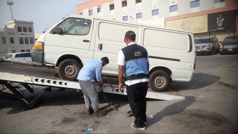 بلدية المحرق تكثف جهودها في إزالة وإخطار مركبات السكراب