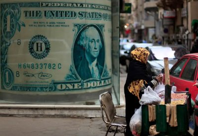 دعوات التخلص من الدولار تربك حسابات السوق السوداء في مصر