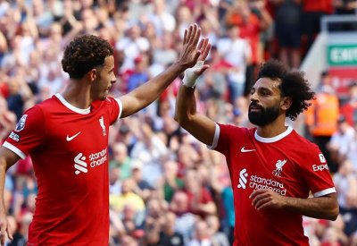 ليفربول يهزم أستون فيلا ويحقق فوزه الثالث على التوالي