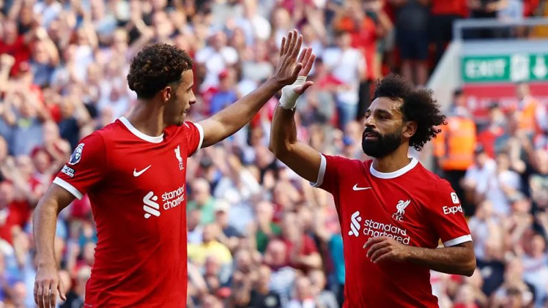 ليفربول يهزم أستون فيلا ويحقق فوزه الثالث على التوالي