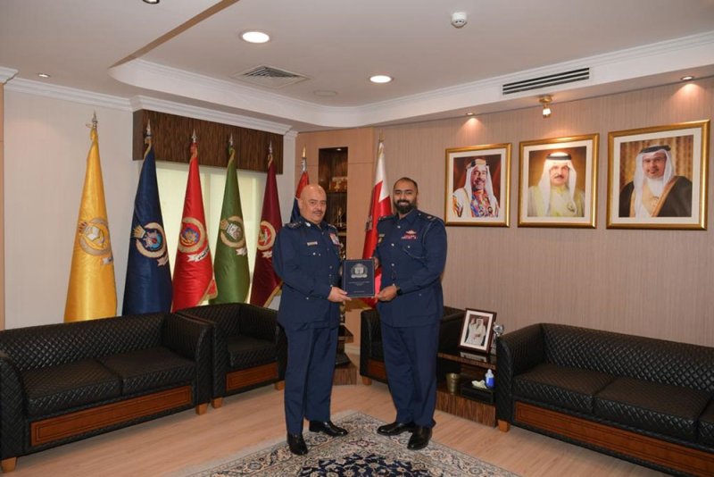 رئيس الأمن العام يستقبل أحد منتسبي وزارة الداخلية لاجتيازه دورة الأركان البحرية في الولايات المتحدة الأمريكية