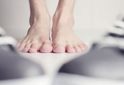 تظهر على القدمين.. علامات تنذر بوجود مشاكل صحية خطيرة