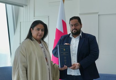 المدير العام لمعهد الإدارة العامة تستلم نسخة من رسالة الماجستير للباحث قاسم حمدان