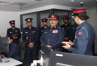 رئيس الأمن العام يقوم بزيارة تفقدية إلى مديرية شرطة مطار البحرين الدولي