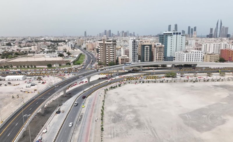 ازدحام مروري على شارع الفاتح بالقرب من منطقة الجفير إثر حادث بين عدة مركبات