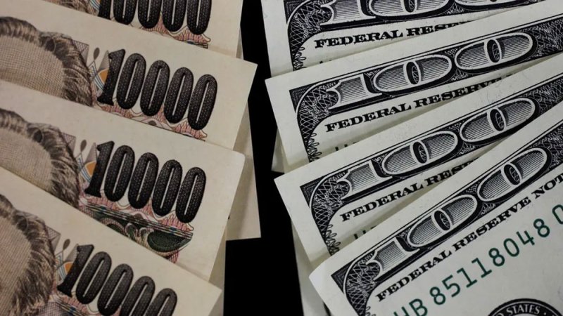 المخاوف حيال النمو العالمي تدعم الدولار والين يهبط