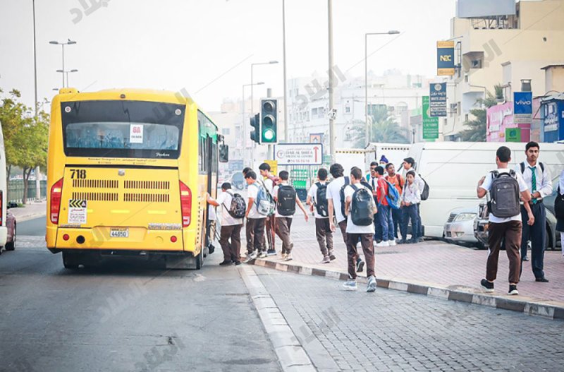 بالصور: طلاب المدارس ينتظرون الباص