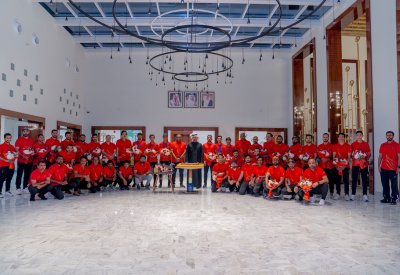 خالد بن حمد يستقبل أفراد الفريق الملكي للقدرة ابطال العالم للناشئين