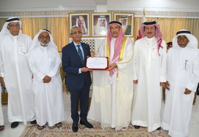 محافظ وأهالي المحرق يستقبلون السفير المصري بمناسبة انتهاء فترة عمله