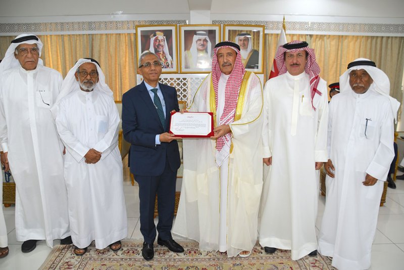 محافظ وأهالي المحرق يستقبلون السفير المصري بمناسبة انتهاء فترة عمله