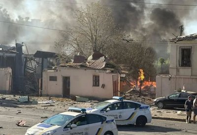 مسقط رأس زيلينسكي يتعرض لهجوم روسي يوقع عشرت الضحايا