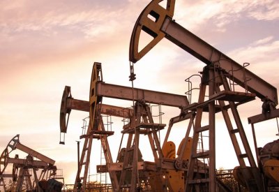 النفط يستقر وسط تخفيضات السعودية والتوقعات الاقتصادية المتشائمة