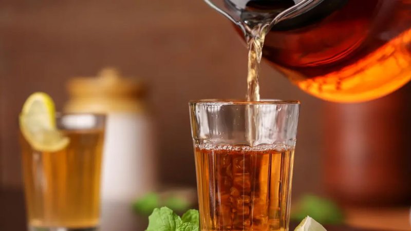 11 فائدة لتناول الشاي يومياً و5 آثار جانبية سلبية.. فماذا عنه مع الحليب؟