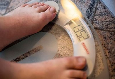 طبيبة توضح العلاقة بين الإجهاد والوزن الزائد