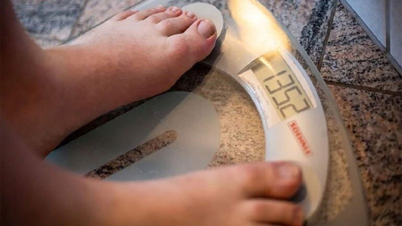 طبيبة توضح العلاقة بين الإجهاد والوزن الزائد