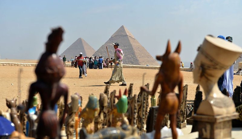 مصر لم تفرض مزيداً من الرسوم على السائحين من البحرين أو الخليج
