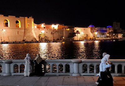 هلع في ليبيا من ارتفاع أمواج البحر.. وإخلاء للفنادق