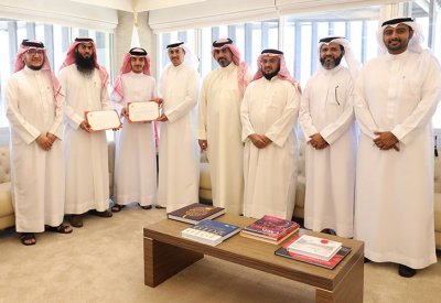 وزير العدل يُكرم الفائز بالمركز الثاني في فرع حفظ القرآن الكريم كاملاً بمسابقة الملك عبدالعزيز الدولية القرآنية