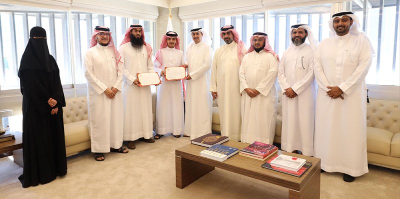 وزير العدل يُكرم الفائز بالمركز الثاني في فرع حفظ القرآن الكريم كاملاً بمسابقة الملك عبدالعزيز الدولية القرآنية