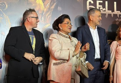 النجوم في افتتاح العرض الأول لفيلم ”تشيللو“