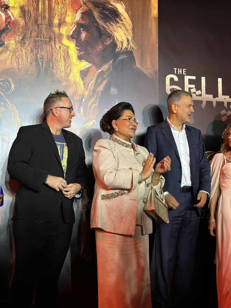 النجوم في افتتاح العرض الأول لفيلم ”تشيللو“