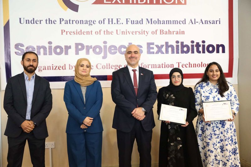 مشروع طلابي بجامعة البحرين يترجم حركات لغة الإشارة إلى معانٍ مفهومة