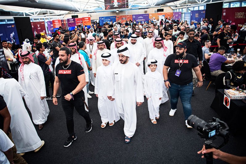 خالد بن حمد يرعى النسخة الرابعة لمعرض البحرين للكوميك كون بمشاركة أحد فناني المسلسل الدرامي "الفايكنج"