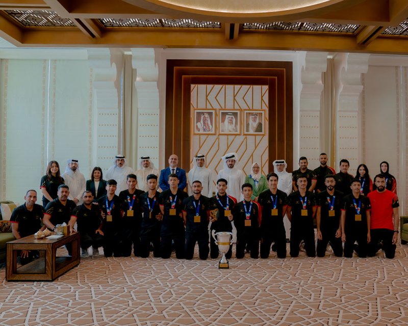 خالد بن حمد يستقبل منتخبي جامعة البحرين للكرة الطائرة والتايكوندو