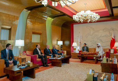 خالد بن حمد يستقبل وزير الشباب والرياضة المصري