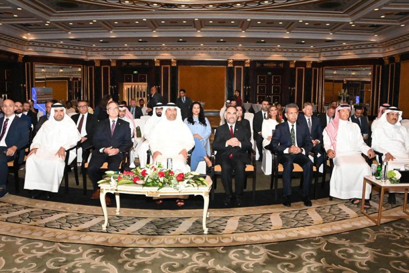 وزير النفط والبيئة يرعى حفل تدشين حقل وقود الطائرات بمطار البحرين الدولي