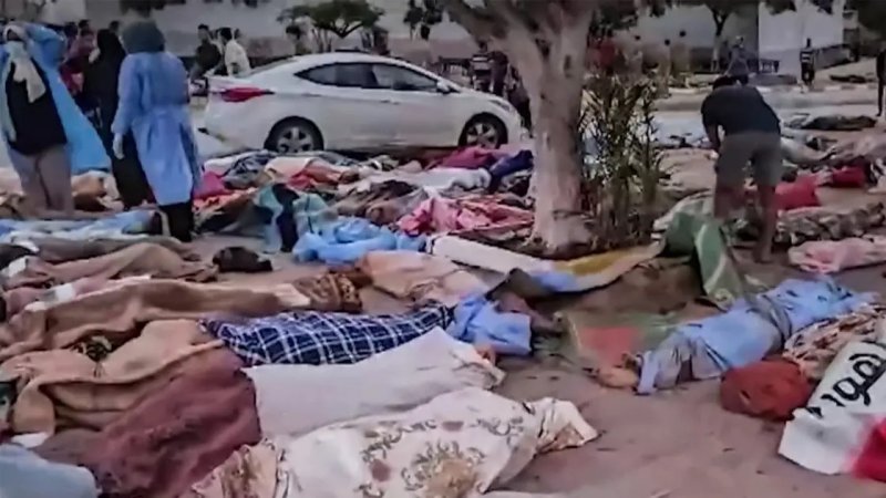 لا أكياس لحفظ الجثث وخوف من الوباء.. بحر درنة يلفظ المزيد