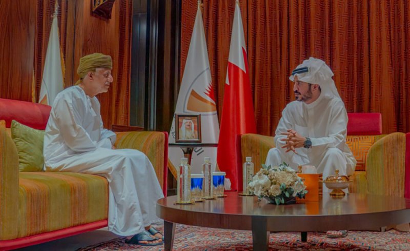 خالد بن حمد يشيد بالعلاقات البحرينية العمانية ويؤكد أهمية تعزيز التعاون الثنائي