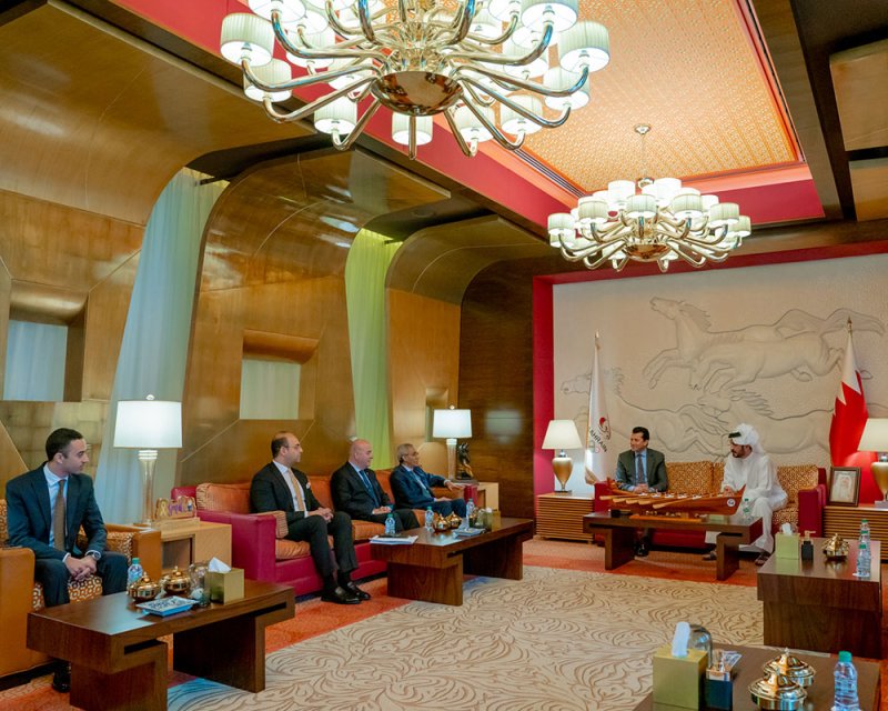 خالد بن حمد يستقبل وزير الشباب والرياضة المصري