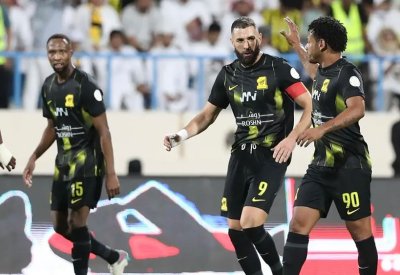 بنزيمة يقود اتحاد جدة إلى فوز صعب على الأخدود