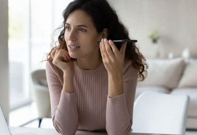 لماذا نكره سماع أصواتنا بعد تسجيلها على "واتساب"؟