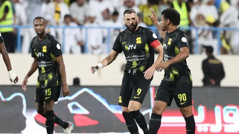 بنزيمة يقود اتحاد جدة إلى فوز صعب على الأخدود